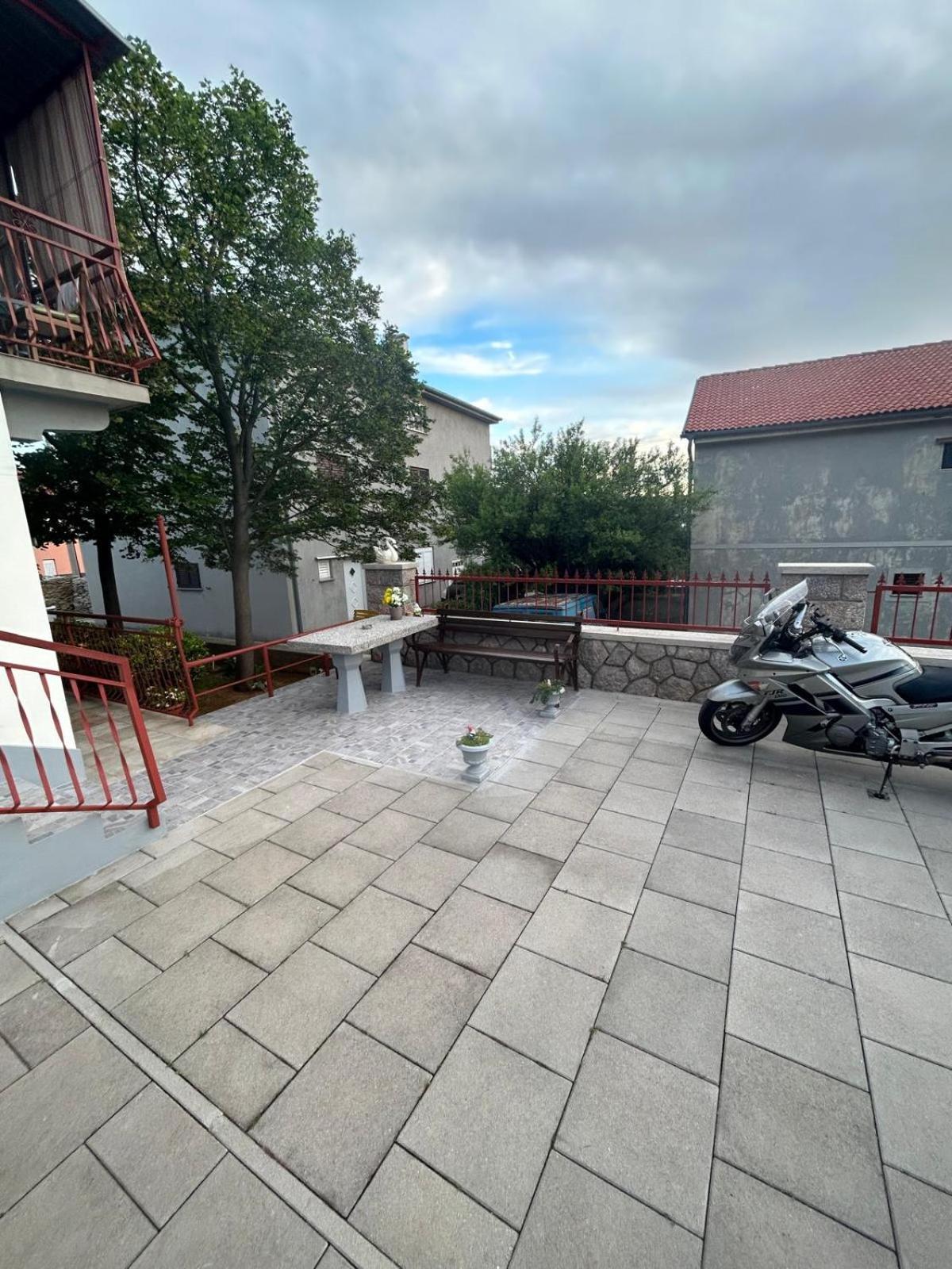 Apartmani Mate Vrban Karlobag Exterior foto